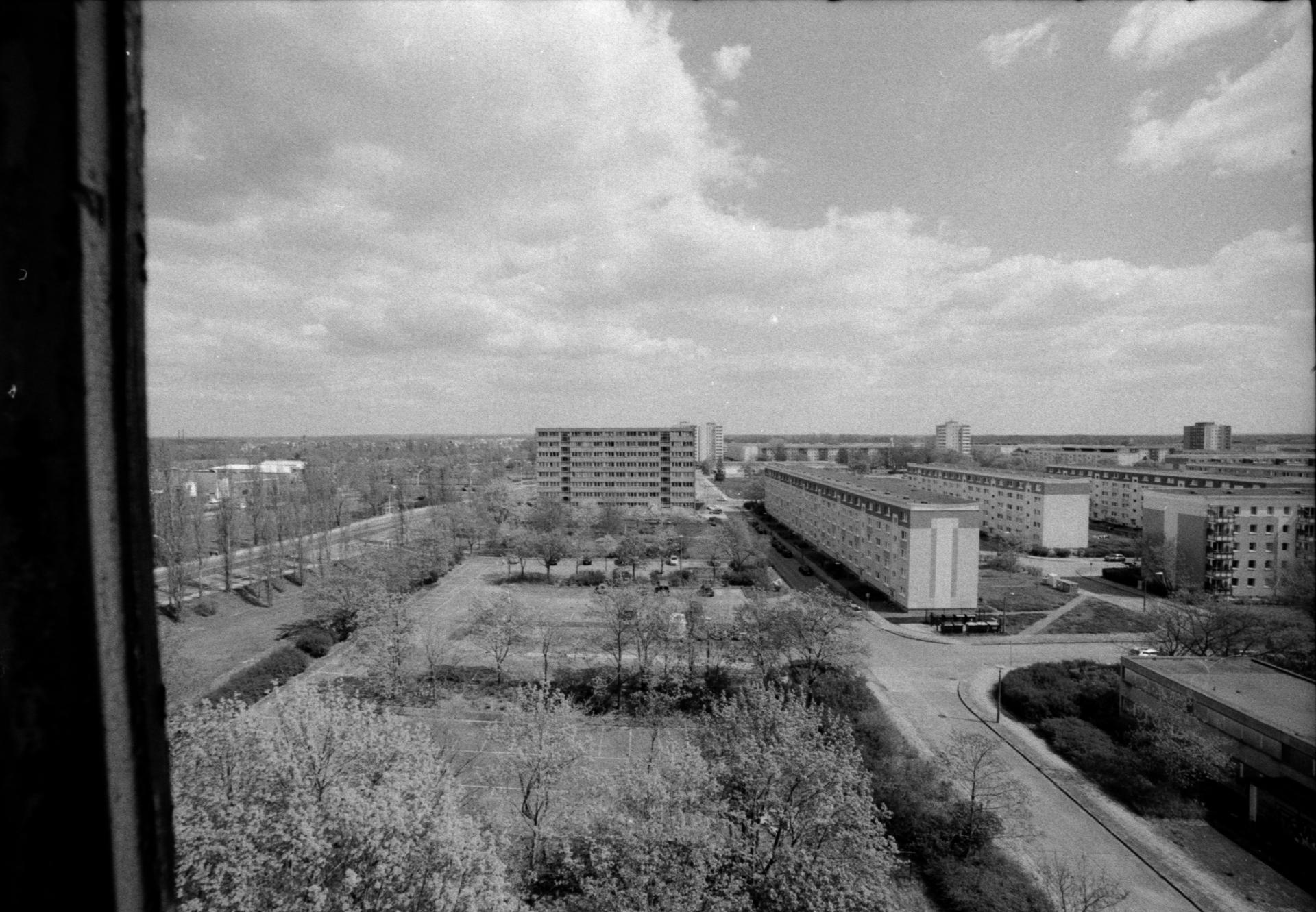 Thumbnail /2022 Brandenburg/Eisenhüttenstadt/Wohnblock Fenster Ganz Oben.jpg